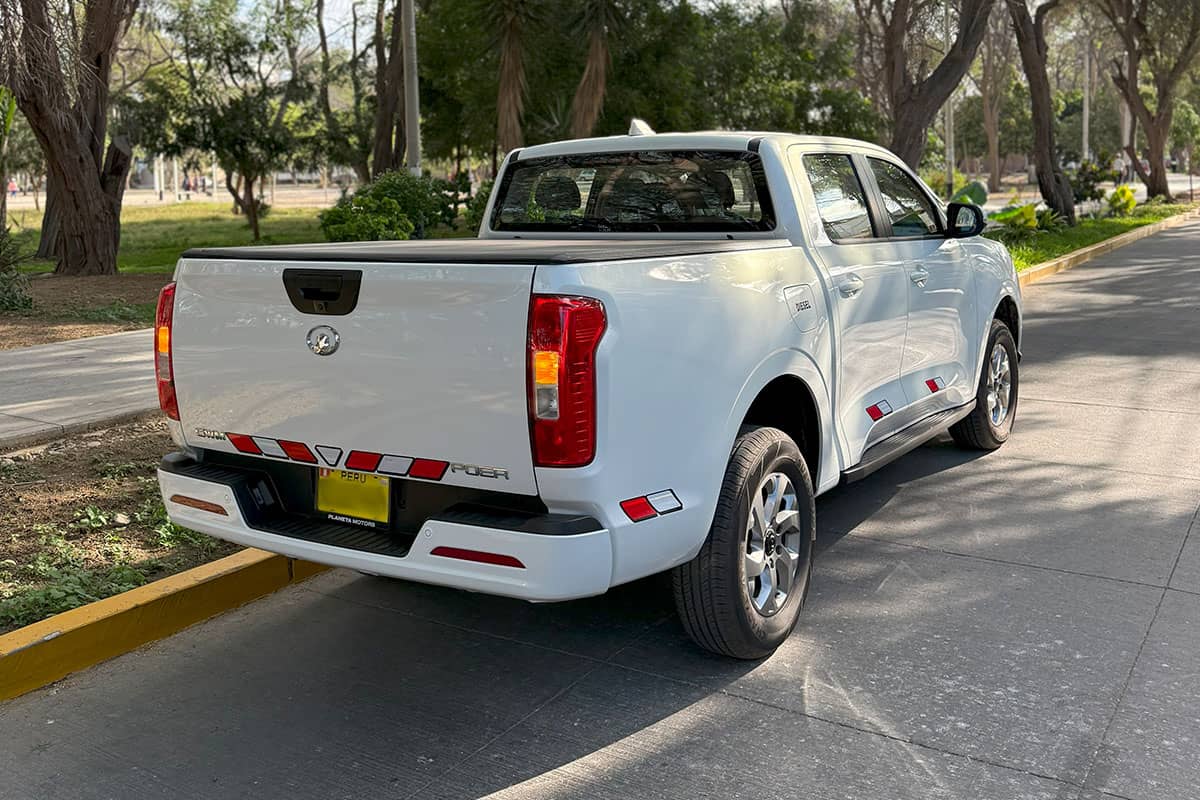Camioneta Ford Ranger blanca en alquiler en Piura, vehículo de alquiler confiable y moderno, perfecto para viajes y transporte en la región, ideal para turistas y negocios.