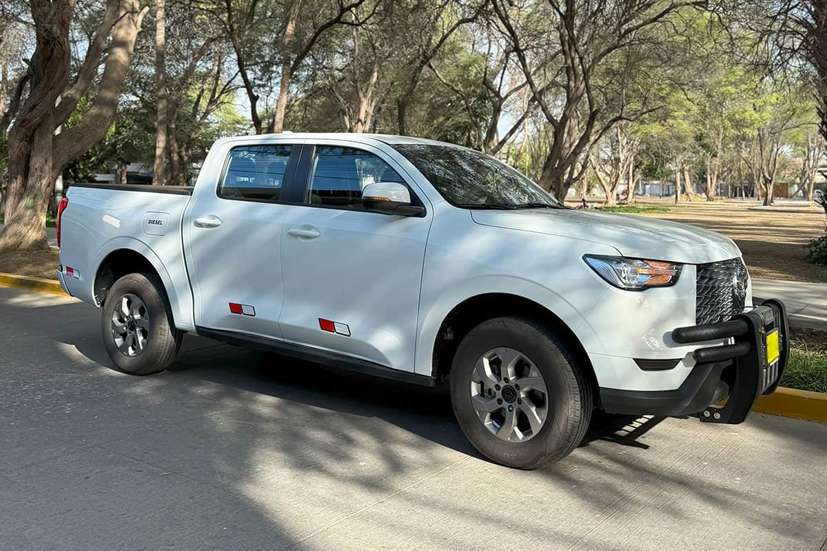 White pickup truck for rent in Piura Gonx Rent a Car Piura.